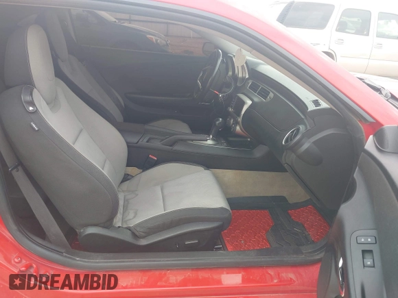 2013 Chevrolet Camaro LT z VIN 2G1FB1E32D9199408, wystawiony jako IAAI lot #42140199 z przebiegiem 204 629 mil mil oraz . Historia ofert i sprzedaży dostępna na DreamBid. Obrazek 5.
