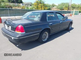 2000 Ford Crown Victoria LX z VIN 2FAFP74W1YX177737, wystawiony jako IAAI lot #42375378 z przebiegiem 90 359 mil mil oraz . Historia ofert i sprzedaży dostępna na DreamBid. Obrazek 4.