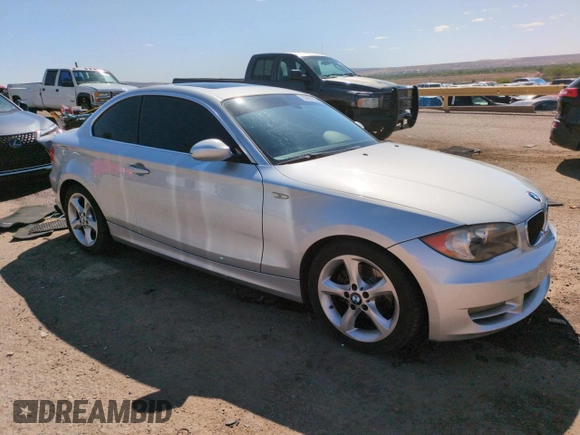 2009 BMW 1 Series 128i z VIN WBAUP73589VK75593, wystawiony jako Copart lot #54456155 z przebiegiem 127 576 mil mil oraz Szkoda całkowita • Salvage title. Historia ofert i sprzedaży dostępna na DreamBid. Obrazek 4.
