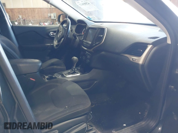 2016 Jeep Cherokee Latitude z VIN 1C4PJMCS3GW241848, wystawiony jako IAAI lot #42085623 z przebiegiem 95 477 mil mil oraz . Historia ofert i sprzedaży dostępna na DreamBid. Obrazek 5.
