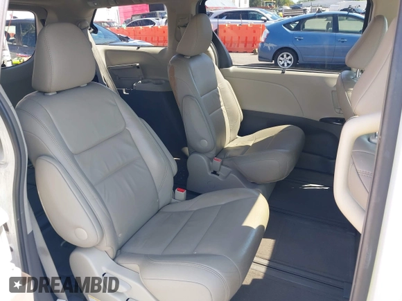 2017 Toyota Sienna XLE z VIN 5TDDZ3DC5HS162857, wystawiony jako IAAI lot #42054307 z przebiegiem 85 451 mil mil oraz . Historia ofert i sprzedaży dostępna na DreamBid. Obrazek 8.