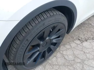 2022 Tesla Model Y Long Range z VIN 7SAYGDEE7NF385207, wystawiony jako IAAI lot #42054449 z przebiegiem 52 834 mil mil oraz . Historia ofert i sprzedaży dostępna na DreamBid. Obrazek 11.