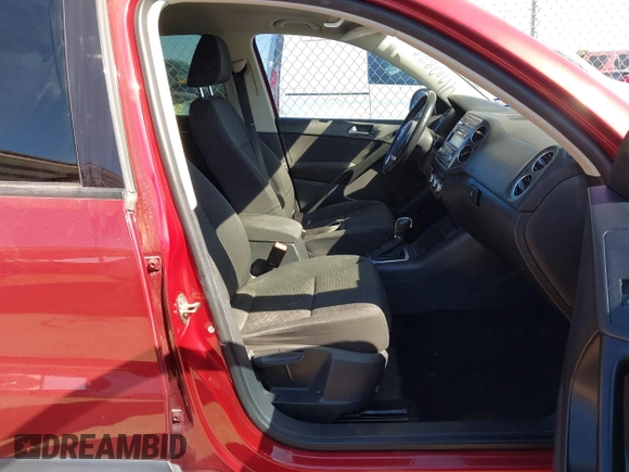 2013 Volkswagen Tiguan SE z VIN WVGBV7AX2DW006816, wystawiony jako IAAI lot #41702820 z przebiegiem 129 757 mil mil oraz . Historia ofert i sprzedaży dostępna na DreamBid. Obrazek 5.