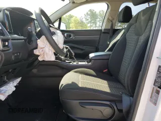2023 Kia Sorento LX z VIN 5XYRGDLC7PG203021, wystawiony jako Copart lot #52637205 z przebiegiem 40 178 mil mil oraz Szkody całkowita. Historia ofert i sprzedaży dostępna na DreamBid. Obrazek 7.