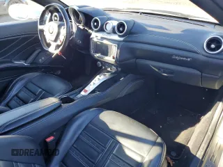 2016 Ferrari California T z VIN ZFF77XJA2G0213103, wystawiony jako Copart lot #43268564 z przebiegiem 12 200 mil mil oraz Szkody całkowita. Historia ofert i sprzedaży dostępna na DreamBid. Obrazek 8.