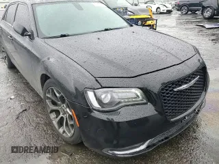 2015 Chrysler 300 S z VIN 2C3CCABG9FH780710, wystawiony jako Copart lot #57951145 z przebiegiem 126 268 mil mil oraz Szkoda całkowita • Salvage title. Historia ofert i sprzedaży dostępna na DreamBid. Obrazek 13.