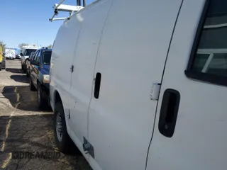 2013 Chevrolet Express Cargo z VIN 1GCWGFCA8D1175464, wystawiony jako IAAI lot #42409029 z przebiegiem 166 299 mil mil oraz . Historia ofert i sprzedaży dostępna na DreamBid. Obrazek 19.