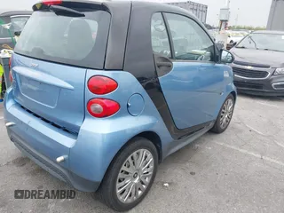 2013 Smart fortwo Pure z VIN WMEEJ3BA9DK645638, wystawiony jako IAAI lot #42371405 z przebiegiem 37 293 mil mil oraz . Historia ofert i sprzedaży dostępna na DreamBid. Obrazek 4.