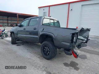 2017 Toyota Tacoma SR5 z VIN 3TMCZ5AN5HM110951, wystawiony jako IAAI lot #41580916 z przebiegiem 107 020 mil mil oraz . Historia ofert i sprzedaży dostępna na DreamBid. Obrazek 3.