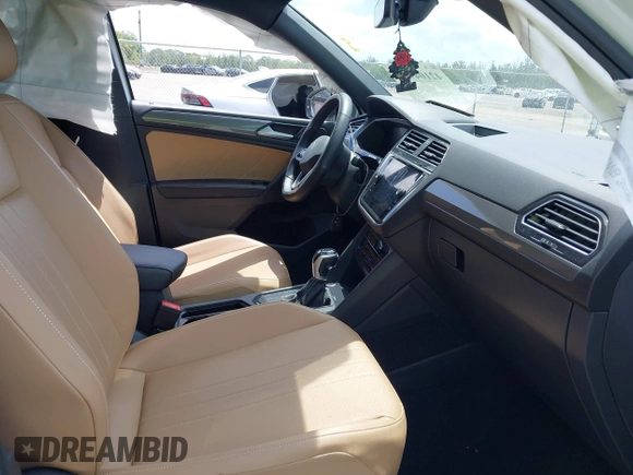 2022 Volkswagen Tiguan SE R-Line Black z VIN 3VVCB7AX5NM138604, wystawiony jako IAAI lot #42104933 z przebiegiem 31 489 mil mil oraz . Historia ofert i sprzedaży dostępna na DreamBid. Obrazek 5.