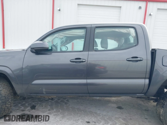 2017 Toyota Tacoma SR5 z VIN 3TMCZ5AN5HM110951, wystawiony jako IAAI lot #41580916 z przebiegiem 107 020 mil mil oraz . Historia ofert i sprzedaży dostępna na DreamBid. Obrazek 14.