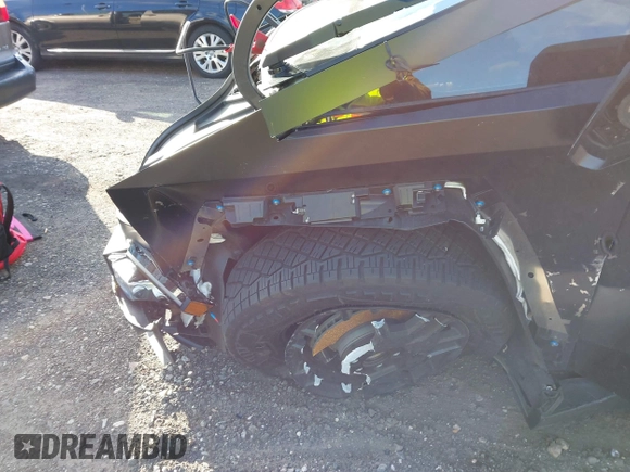 2024 Tesla Cybertruck z VIN 7G2CEHED5RA015790, wystawiony jako IAAI lot #41587683 z przebiegiem 5 867 mil mil oraz . Historia ofert i sprzedaży dostępna na DreamBid. Obrazek 6.