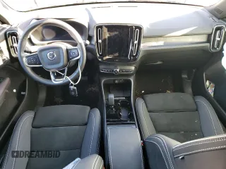 2023 Volvo XC40 Ultimate z VIN YV4ED3UM0P2050319, wystawiony jako Copart lot #42817715 z przebiegiem Nie podano mil oraz Szkoda całkowita • Salvage title. Historia ofert i sprzedaży dostępna na DreamBid. Obrazek 8.