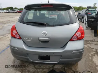 2009 Nissan Versa S z VIN 3N1BC13E59L355648, wystawiony jako Copart lot #57396955 z przebiegiem 67 768 mil mil oraz Szkoda całkowita • Salvage title. Historia ofert i sprzedaży dostępna na DreamBid. Obrazek 6.