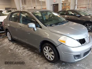 2008 Nissan Versa S z VIN 3N1BC11E88L450643, wystawiony jako IAAI lot #41948443 z przebiegiem 137 765 mil mil oraz . Historia ofert i sprzedaży dostępna na DreamBid. Obrazek 1.