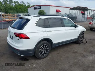 2021 Volkswagen Tiguan SE z VIN 3VV2B7AX5MM057743, wystawiony jako IAAI lot #42471192 z przebiegiem 80 133 mil mil oraz . Historia ofert i sprzedaży dostępna na DreamBid. Obrazek 4.
