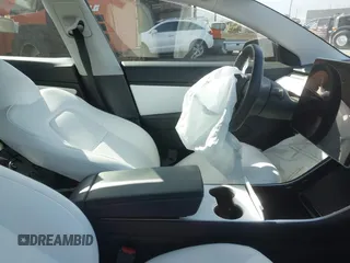 2020 Tesla Model 3 Standard Range Plus z VIN 5YJ3E1EA9LF599332, wystawiony jako IAAI lot #41563213 z przebiegiem Nie podano mil oraz . Historia ofert i sprzedaży dostępna na DreamBid. Obrazek 7.