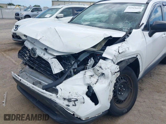 2021 Toyota RAV4 LE z VIN 2T3H1RFV8MW182801, wystawiony jako IAAI lot #42519435 z przebiegiem 44 932 mil mil oraz . Historia ofert i sprzedaży dostępna na DreamBid. Obrazek 6.