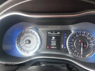 2015 Chrysler 200 Limited z VIN 1C3CCCAB6FN727715, wystawiony jako IAAI lot #41793423 z przebiegiem 146 503 mil mil oraz . Historia ofert i sprzedaży dostępna na DreamBid. Obrazek 7.