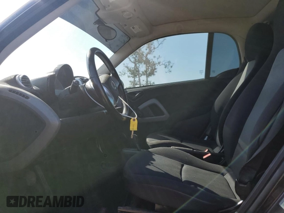 2014 Smart fortwo Pure z VIN WMEEJ3BA1EK753320, wystawiony jako Copart lot #55665555 z przebiegiem 71 305 mil mil oraz Szkody całkowita. Historia ofert i sprzedaży dostępna na DreamBid. Obrazek 7.