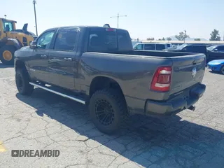 2019 Ram 1500 Big Horn z VIN 1C6RRFFG8KN710927, wystawiony jako IAAI lot #41850421 z przebiegiem 66 007 mil mil oraz . Historia ofert i sprzedaży dostępna na DreamBid. Obrazek 3.