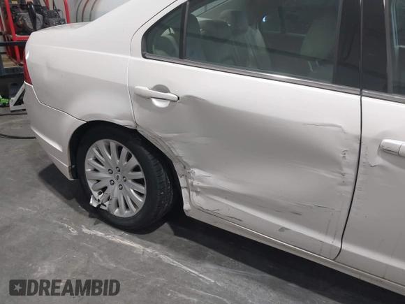 2010 Ford Fusion Hybrid with VIN 3FADP0L30AR152547, listed as a IAAI auction lot 42191154 with 105,180 mi miles. Bid and sale history available at carsss.com. Image 6.