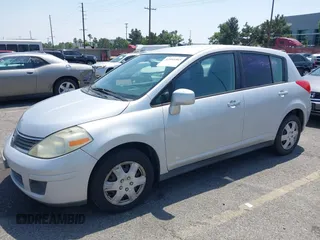 2009 Nissan Versa S z VIN 3N1BC13E19L355632, wystawiony jako IAAI lot #42444365 z przebiegiem 167 792 mil mil oraz . Historia ofert i sprzedaży dostępna na DreamBid. Obrazek 2.