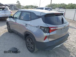 2021 Kia Seltos LX z VIN KNDEPCAAXM7136028, wystawiony jako IAAI lot #42070236 z przebiegiem 87 681 mil mil oraz . Historia ofert i sprzedaży dostępna na DreamBid. Obrazek 3.