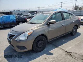 2016 Nissan Versa S z VIN 3N1CN7AP0GL803412, wystawiony jako Copart lot #64677645 z przebiegiem 96 788 mil mil oraz Szkoda całkowita • Salvage title. Historia ofert i sprzedaży dostępna na DreamBid. Obrazek 1.