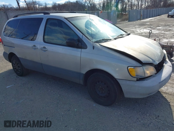 2002 Toyota Sienna LE with VIN 4T3ZF13C52U450825, listed as a IAAI auction lot 41604636 with 179,495 mi miles. Bid and sale history available at carsss.com. Image 1.