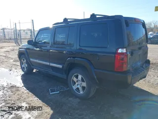 2010 Jeep Commander Sport z VIN 1J4RG4GK4AC158319, wystawiony jako IAAI lot #41824621 z przebiegiem 63 061 mil mil oraz . Historia ofert i sprzedaży dostępna na DreamBid. Obrazek 3.