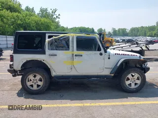 2015 Jeep Wrangler Unlimited Rubicon z VIN 1C4BJWFGXFL755810, wystawiony jako IAAI lot #42495531 z przebiegiem 109 668 mil mil oraz . Historia ofert i sprzedaży dostępna na DreamBid. Obrazek 13.