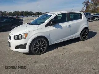 2012 Chevrolet Sonic LT z VIN 1G1JD6SB5C4229712, wystawiony jako Copart lot #81492374 z przebiegiem 116 566 mil mil oraz Czysty tytuł • Clean title. Historia ofert i sprzedaży dostępna na DreamBid. Obrazek 1.