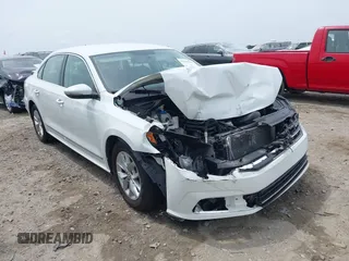 2017 Volkswagen Passat S z VIN 1VWAT7A31HC015952, wystawiony jako IAAI lot #42094667 z przebiegiem 104 471 mil mil oraz . Historia ofert i sprzedaży dostępna na DreamBid. Obrazek 1.