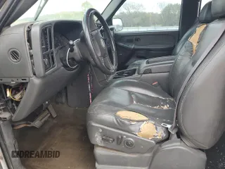2003 GMC Sierra 1500HD SLE z VIN 1GTGK13U03F166999, wystawiony jako Copart lot #52696595 z przebiegiem 241 886 mil mil oraz Szkoda całkowita • Salvage title. Historia ofert i sprzedaży dostępna na DreamBid. Obrazek 7.