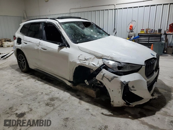 2023 BMW X1 xDrive28i with VIN WBX73EF08P5X60980, listed as a Copart auction lot 59899385 with 21,975 mi miles and Salvage title. Bid and sale history available at DreamBid. Image 4.