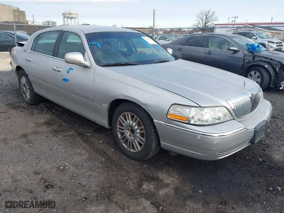 2008 Lincoln Town Car Limited with VIN 2LNHM82V78X646773, listed as a IAAI auction lot 41738970 with 135,938 mi miles. Bid and sale history available at carsss.com. Image 1.