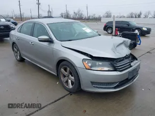 2014 Volkswagen Passat Wolfsburg Edition z VIN 1VWAT7A32EC028320, wystawiony jako IAAI lot #41456457 z przebiegiem 173 581 mil mil oraz . Historia ofert i sprzedaży dostępna na DreamBid. Obrazek 1.