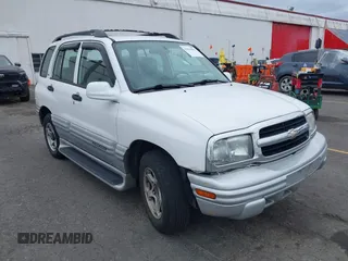 2001 Chevrolet Tracker LT z VIN 2CNBE634716940361, wystawiony jako IAAI lot #42518865 z przebiegiem 142 369 mil mil oraz . Historia ofert i sprzedaży dostępna na DreamBid. Obrazek 1.