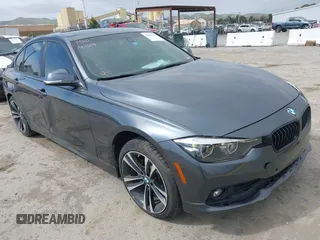 2018 BMW 3 Series 330i z VIN WBA8B9C56JEE80803, wystawiony jako IAAI lot #42015173 z przebiegiem 98 124 mil mil oraz . Historia ofert i sprzedaży dostępna na DreamBid. Obrazek 1.