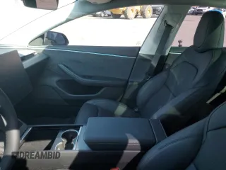 2025 Tesla Model 3 Long Range z VIN 5YJ3E1EB0SF986178, wystawiony jako Copart lot #57612115 z przebiegiem Nie podano mil oraz Szkoda całkowita • Salvage title. Historia ofert i sprzedaży dostępna na DreamBid. Obrazek 7.