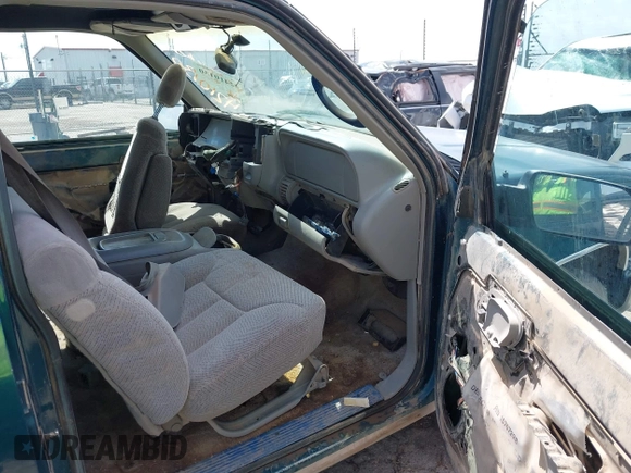 1998 GMC Yukon z VIN 1GKEK13R3WJ715863, wystawiony jako IAAI lot #42410130 z przebiegiem 154 139 mil mil oraz . Historia ofert i sprzedaży dostępna na DreamBid. Obrazek 5.
