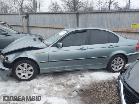 2005 BMW 3 Series 325i with VIN WBAEV33475KW16987, listed as a IAAI auction lot 41353913 with 211,222 mi miles. Bid and sale history available at carsss.com. Image 13.