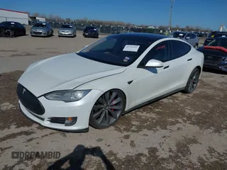 2015 Tesla Model S 85D with VIN 5YJSA1H48FF082038, listed as a IAAI auction lot 41712242 with 58,297 mi miles. Bid and sale history available at carsss.com. Image 17.