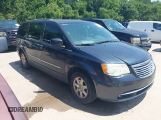 2013 Chrysler Town & Country Touring z VIN 2C4RC1BG9DR594629, wystawiony jako IAAI lot #42516802 z przebiegiem 242 315 mil mil oraz . Historia ofert i sprzedaży dostępna na DreamBid. Obrazek 1.