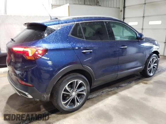 2022 Buick Encore GX Essence z VIN KL4MMFSL6NB106457, wystawiony jako Copart lot #57597985 z przebiegiem 48 601 mil mil oraz Szkoda całkowita • Salvage title. Historia ofert i sprzedaży dostępna na DreamBid. Obrazek 3.