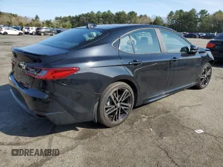 2025 Toyota Camry LE z VIN 4T1DBADK5SU015503, wystawiony jako Copart lot #51480665 z przebiegiem 3 525 mil mil oraz Szkoda całkowita • Salvage title. Historia ofert i sprzedaży dostępna na DreamBid. Obrazek 3.