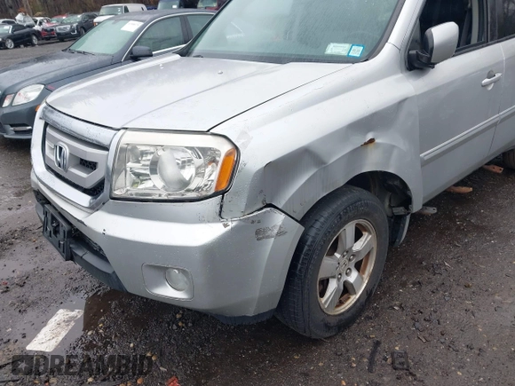 2009 Honda Pilot EX-L with VIN 5FNYF486X9B028209, listed as a IAAI auction lot 41959805 with 264,728 mi miles and . Bid and sale history available at carsss.com. Image 6.