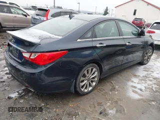 2013 Hyundai Sonata SE z VIN 5NPEC4AC4DH673945, wystawiony jako IAAI lot #41522632 z przebiegiem 109 883 mil mil oraz . Historia ofert i sprzedaży dostępna na DreamBid. Obrazek 4.