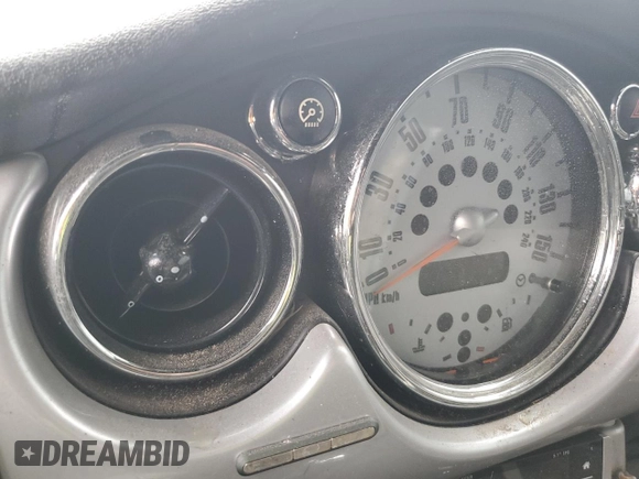 2006 MINI Hardtop S z VIN WMWRE335X6TL20674, wystawiony jako Copart lot #51828915 z przebiegiem Nie podano mil oraz Nie do naprawy • Non repairable. Historia ofert i sprzedaży dostępna na DreamBid. Obrazek 9.